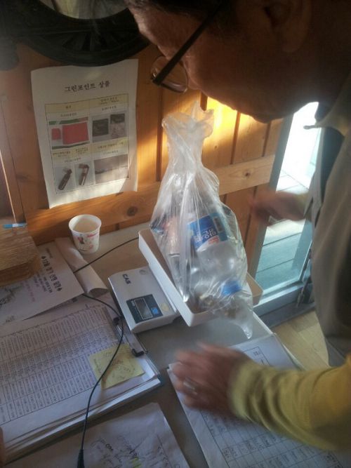 名前と連絡先、生年月日でポイントを積み立ててもらえ、総ポイントはHPで確認できます