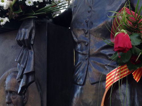 元カタルーニャ首相クンパニスの記念碑の「ハンカチ」