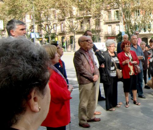毎年10月15日、人々は献花し、そこで　カタルーニャの国歌を歌います。