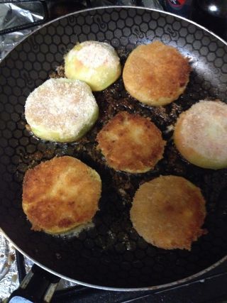 パン粉を付けて揚げ焼きする緑トマト。予想外の味に!