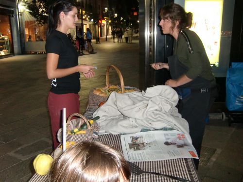 保温のため布に包めてあり見えませんが、栗を売っていました。