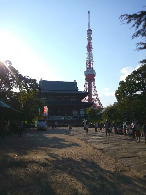東京タワーをバックにした増上寺。