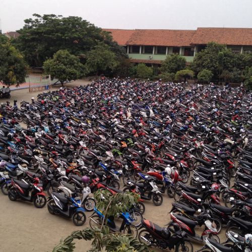 高校生になるとバイク通学する生徒が多いので、駐輪場もおびただしい数のバイクです