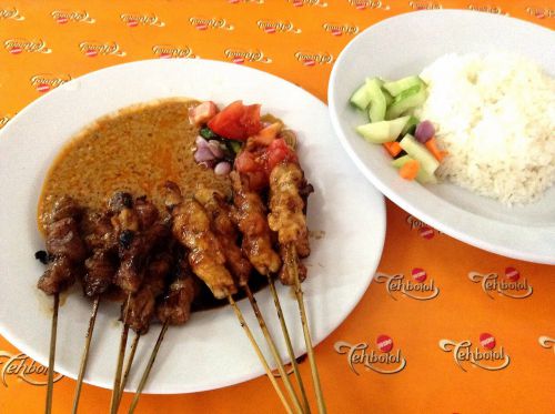 左の黒いのがヤギ(羊肉かも?!)のサテ。右の白っぽいのは鶏肉です。バンドン辺りでは、ピーナッツソースで食べるのが定番