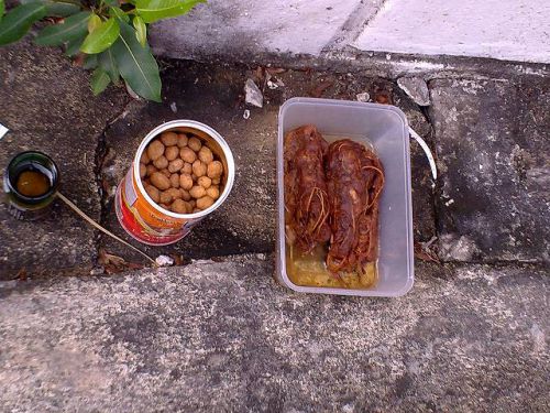 大きなエビとナッツをセットしたものもあり