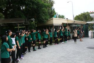 お茶の水女子大学附属高等学校（以下、お茶の水）の一行を整列してお迎え