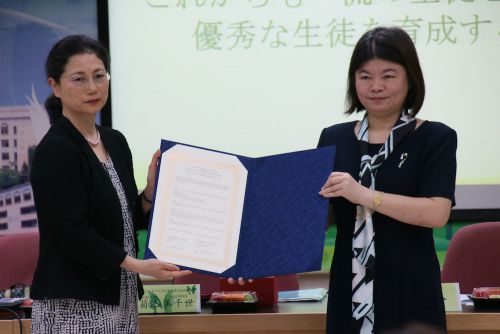交流協定の締結書を交わすお茶の水の菊池美千世副校長（左）と北一女の蔡愉玲（ツァイ・ユィリン）教務主任（副校長に相当、右）