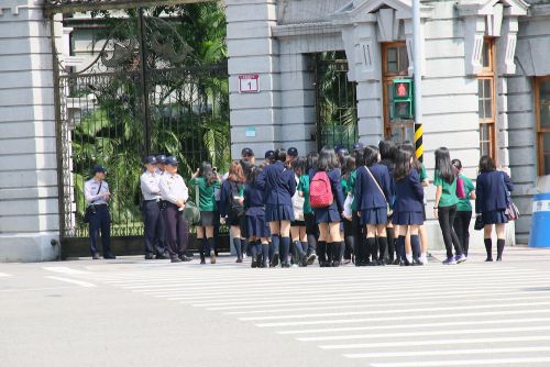 台北賓館の門にて