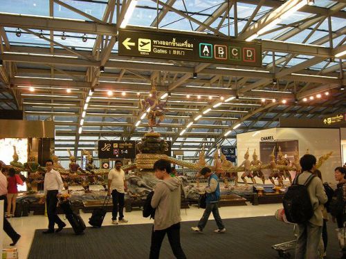 空港内はいつも込み合っています