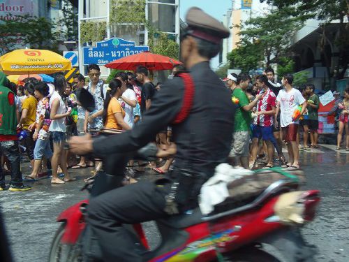 いまひとつ感染経路がわかりにくいエボラ　人の集まる場所は危険？