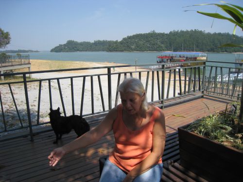 貯水湖の１つで湖水が５０％近く減少したビリングス湖(後方、11月１日撮影)とマリア・プラチニさん