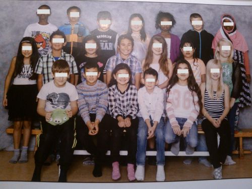 息子のクラス集合写真、日本と違って身長順に並んだりしません。