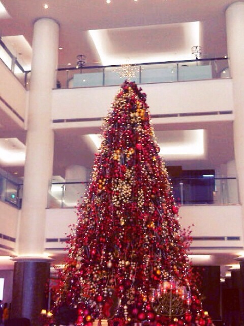 ジャカルタのモールに飾られた大きなクリスマスツリー
