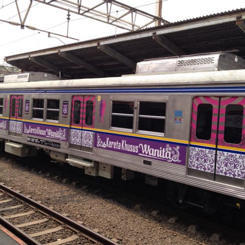 ジャカルタとジャカルタ郊外を結ぶ列車