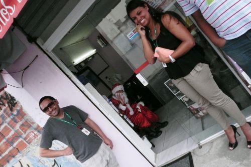 サンパウロ市内の家屋で待機するサンタクロースに扮した人