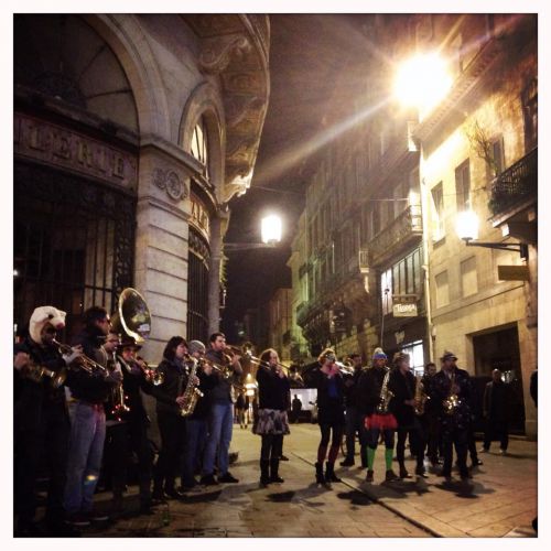 この時期は突然、音楽隊が出現して生演奏を聞けることも！