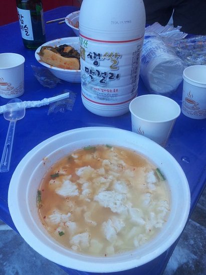 山の上でラーメン、山を降りたらマッコリとチヂミがお決まり。寒いときにはマッコリと純豆腐チゲなどで疲れを癒します