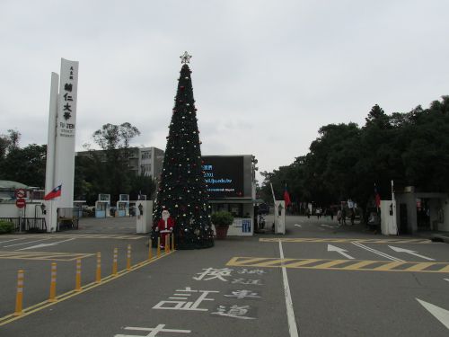輔仁大學の正門(2014年12月17日撮影)