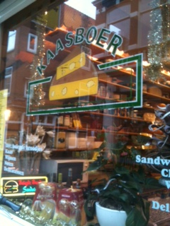 店の目印はこの窓