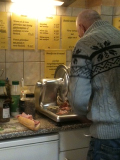 オーナーおじさんがその場ですぐ作ってくれる出来立てサンドイッチは絶妙