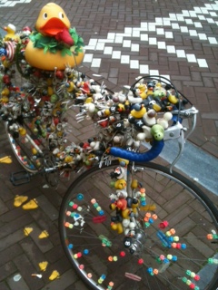 この自転車には観光客も釘ずけ