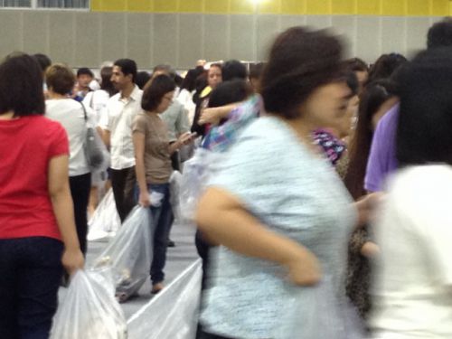 透明の袋を持ったひとだかり