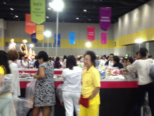 バッグにポーチ、子供服は人気のコーナー