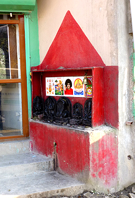 街中の祠にもペタリ！