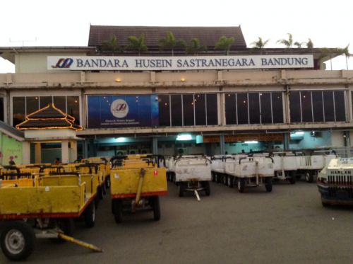 バンドン国際空港の外観。駐機場側より