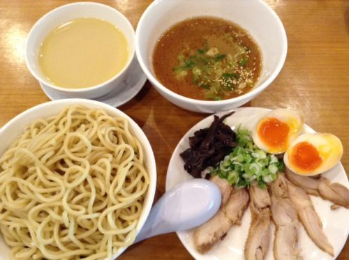 こちらはつけ麺。58000ルピア（約500円）　ちょっと麺がモリモリし過ぎ?!