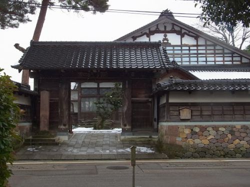 このお寺は外観は2階建てのようですが、実は木造４階建て！当時、３階以上の建物を建てるのは幕府に禁止されていたそうです。至る所に隠し部屋や隠し階段があり中の部屋数は２３、階段は全部で２９個！！そんな複雑な構造をしているので「忍者寺」と呼ばれるようになったそうです