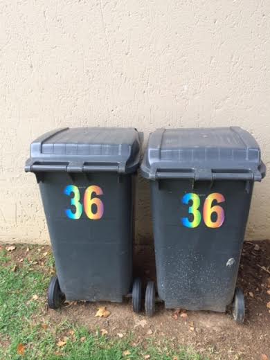 一軒家で使用されるゴミ箱。各家でそれぞれ専用のゴミ箱を保有しています。ゴミ収集時、他の家のものと混ざらないように、自宅番号（数字）を明記します