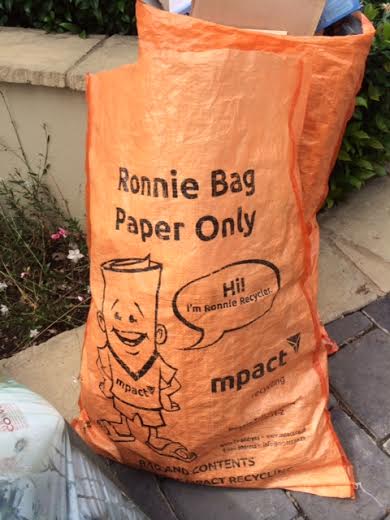 紙類専用の袋。割と丈夫な素材の袋なので、何度も繰り返し使用されます。袋は無料で配られています