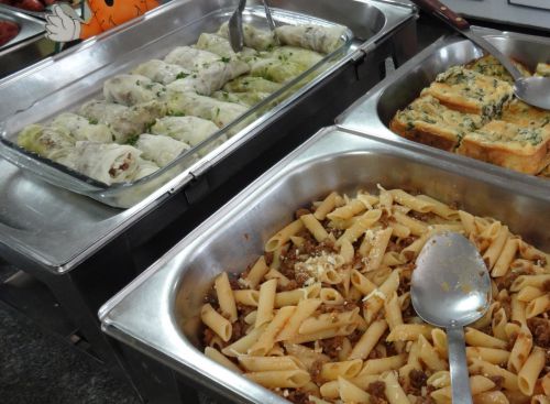 量り売りのレストランのベジタリアンコーナーに並ぶ、ひき肉状の大豆ミートを使ったパスタ料理とロールキャベツ