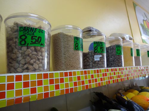 食料雑貨店のシリアル売り場で量り売りされる大粒と小粒の大豆肉