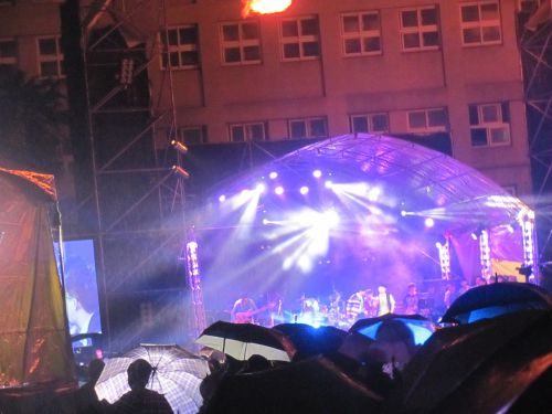 バスケットボールコートに設置された特設ステージ