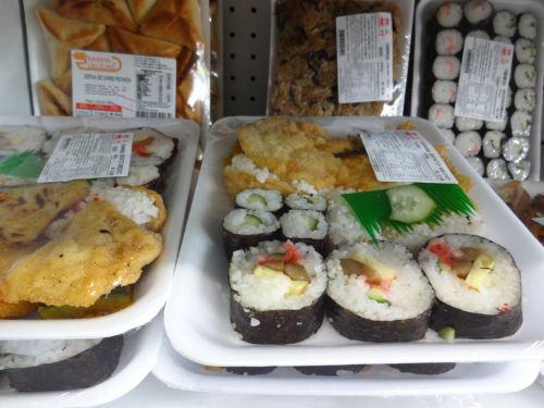 サンパウロの日本食品店で販売されている弁当や寿司パック