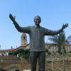 マンデラ元大統領の新銅像がお披露目される
