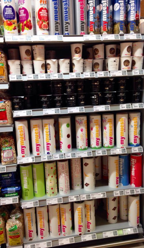 「mymuesli」の商品が並ぶスーパーのシリアルコーナー。