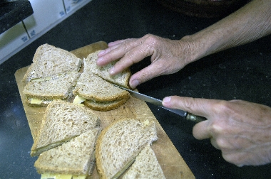 パンにチーズ・・・これが毎日続くのも・・・？