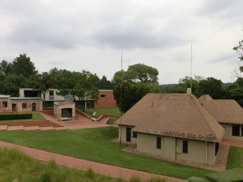 Liliesleaf farm(リリーズリーフ ファーム)の風景。右端の建物が母屋。