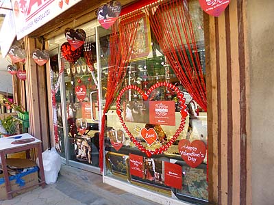 ちょっとした贈り物やカード、花を販売しています