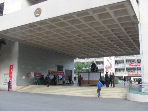 國立台湾師範大學附属高級中學（通称：師大附中・シーダーフージョン）の正面入口より