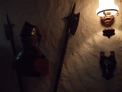 あちらこちらに飾られた中世風の鎧や武器たち