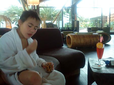 ホテルのプール隣接のバーでは、やはり地元のフルーツをつかったドリンクが人気。子どもやお酒が飲めない人にも人気のノンアルコールカクテルもあります。このように綺麗に飾られて提供されました