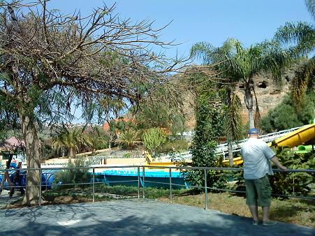 この屋外プールは夕方5時で閉館、行った日は着いたら既に閉館の一時間前と言われたため、次の日に改めて行くことに