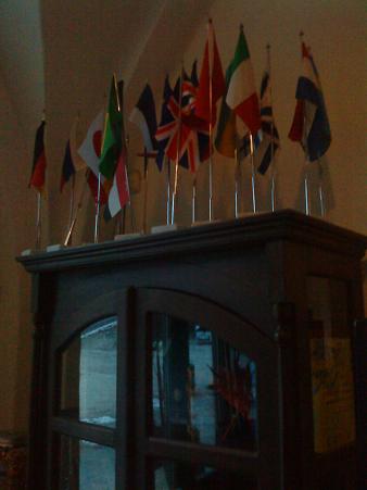 世界の国旗が並べられています。