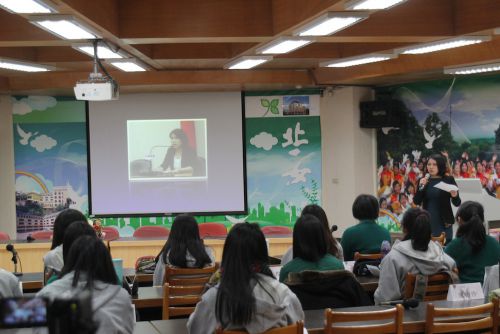 卒業生で現総統府副報道官の馬瑋國（マー・ウェイグオ）氏の講演に耳を傾ける1年生たち