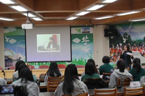 卒業生で現総統府副報道官の馬瑋國(マー・ウェイグオ)氏の講演に耳を傾ける1年生たち