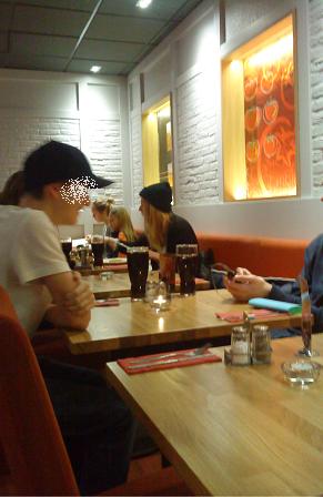 ドリンクが先に運ばれますが、メインディッシュを待つ間にメニューを見ている人は誰もいません